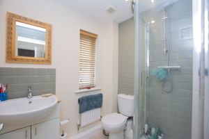 Ensuite - click for photo gallery
